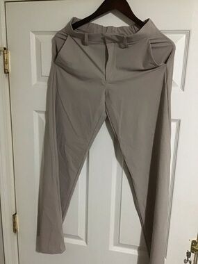 Vuori Women's Lightweight Trousers in Light Taupe